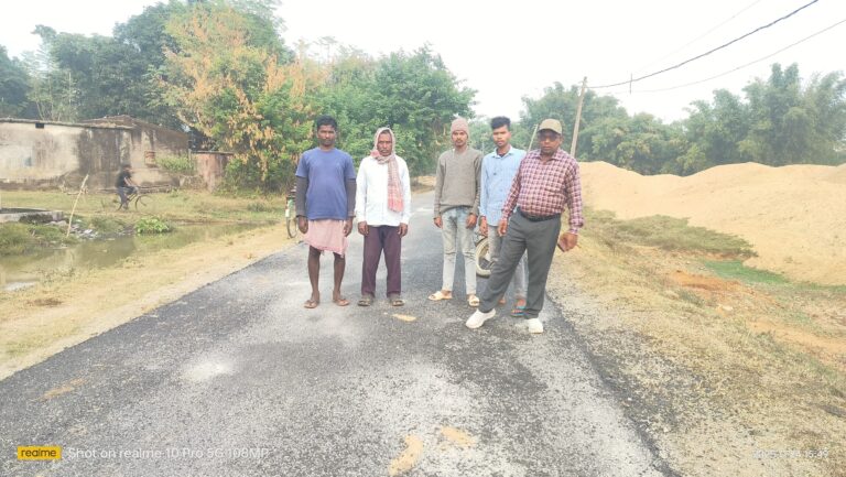 निर्माण कार्य में भारी अनियमिता, दो दिन में ही उखड़ गयी सड़क
