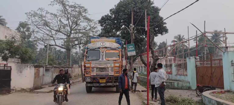बिजली विभाग की लापरवाही से जगह-जगह लटक रहे तार, भारी गाड़ियों की आवाजाही में परेशानी
