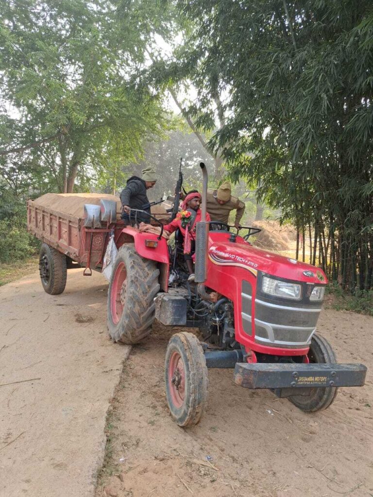 जिलेभर में बालू की अवैध ढुलाई कर रहे आठ ट्रैक्टर जब्त