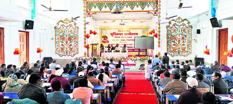 Chaibasa News : शिक्षा व्यवस्था दुरुस्त करने में योगदान दें पंचायत प्रतिनिधि : डीसी