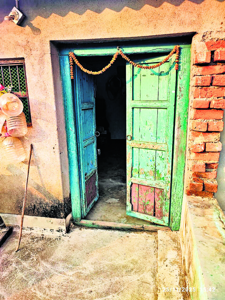 East Singhbhum News : दूसरे कमरे में सोता रहा मालिक और चोर साफ कर गये अलमीरा