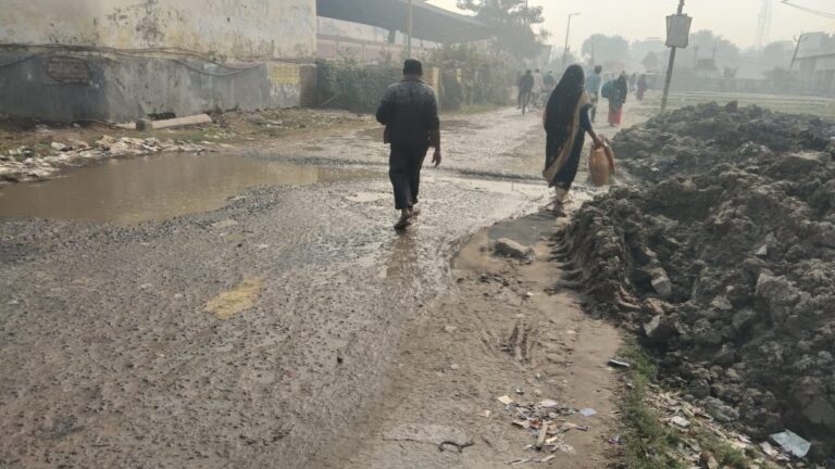Motihari: सड़क पर बह रहा गंदा पानी, लोगों को हो रही परेशानी
