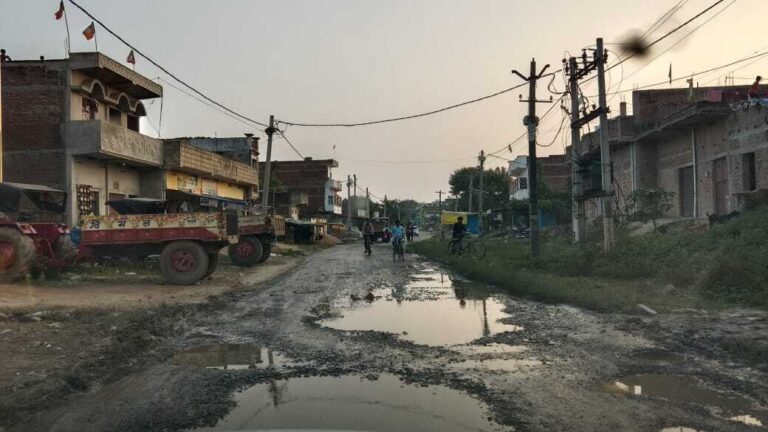 कुदरा-परसथूआ सड़क पर केवढ़ी गांव के पास उभरे गड्ढे, हो रहे हादसे