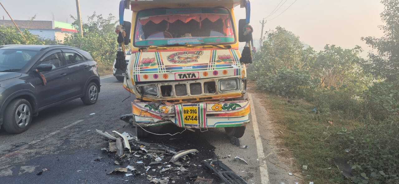 Sitamarhi : बारात से लौट रही कार व बाजा ट्रॉली भिड़ी,  एक की मौत, तीन घायल