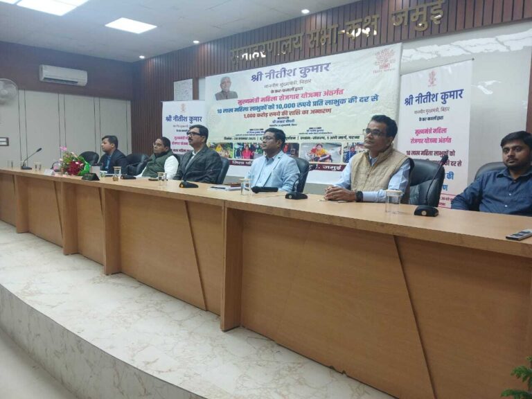 लाभुकों के खातों में भेजी राशि, लाइव प्रसारण देखकर उत्साहित हुईं महिलाएं