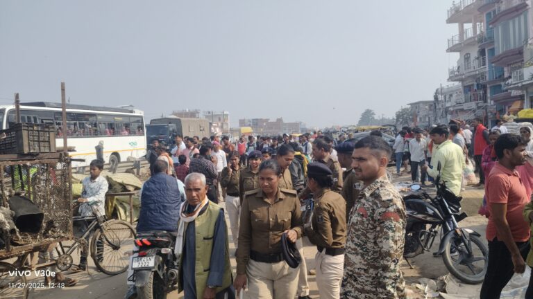 पुसौली बाजार में चला प्रशासन का बुलडोजर, एनएच के किनारे से हटाया गया अतिक्रमण