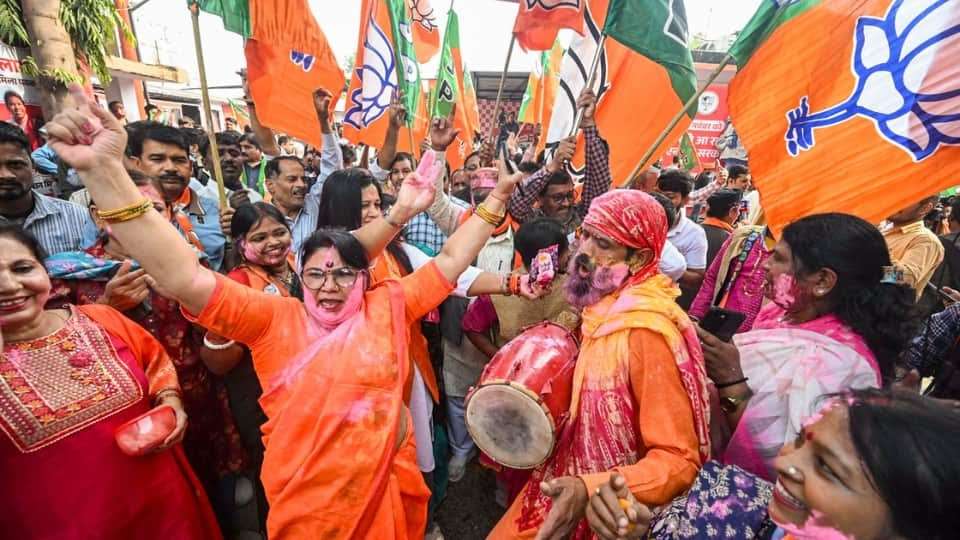 Bihar Election Result 2025: 'मजनुआ हमार बीजेपी लवर ह…' गाने पर Bjp ऑफिस में डांस, देखिए मोकामा और गया में जश्न की तस्वीरें 1 Gaya Bjp