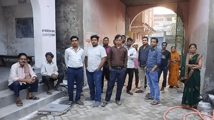 Bihar Election 2025: बिहार के अलग-अलग बूथों पर सुबह-सुबह वोट डालने के लिये लगी लंबी लाइन, देखिये तस्वीरें 2 Image 31