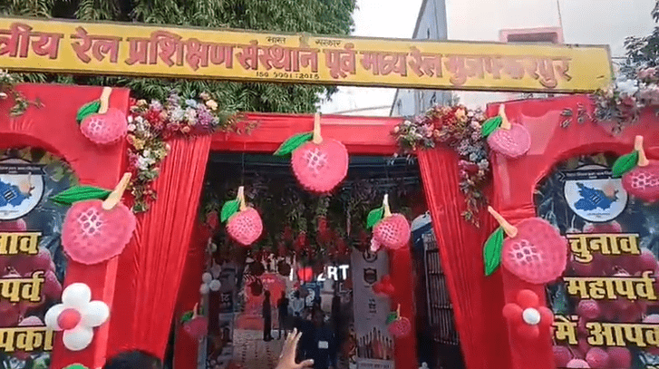 Bihar Election 2025: बिहार के अलग-अलग बूथों पर सुबह-सुबह वोट डालने के लिये लगी लंबी लाइन, देखिये तस्वीरें 5 Image 33