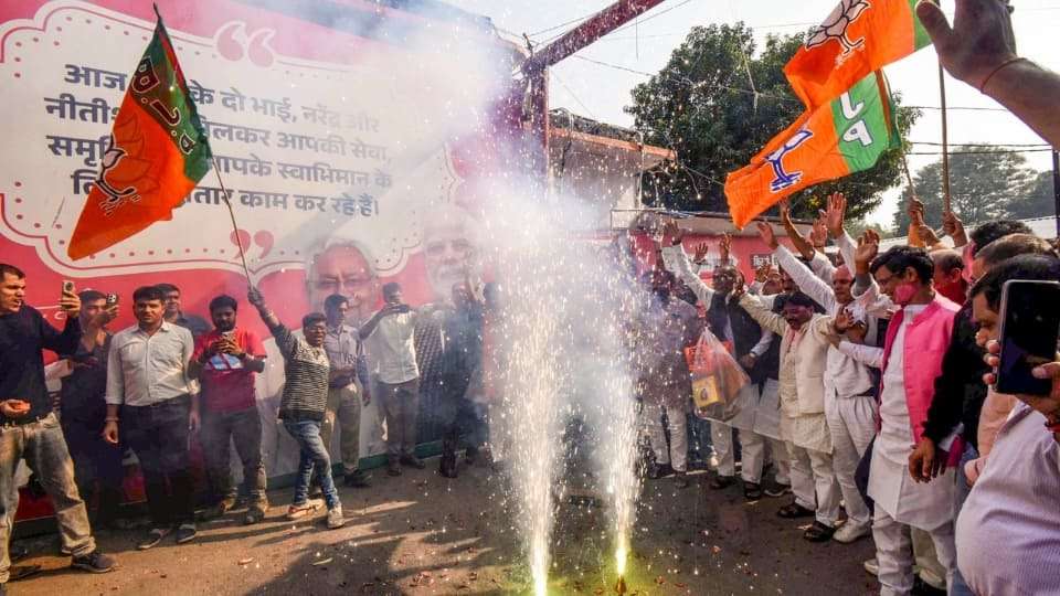 Bihar Election Result 2025: 'मजनुआ हमार बीजेपी लवर ह…' गाने पर Bjp ऑफिस में डांस, देखिए मोकामा और गया में जश्न की तस्वीरें 3 Mokama Bjp