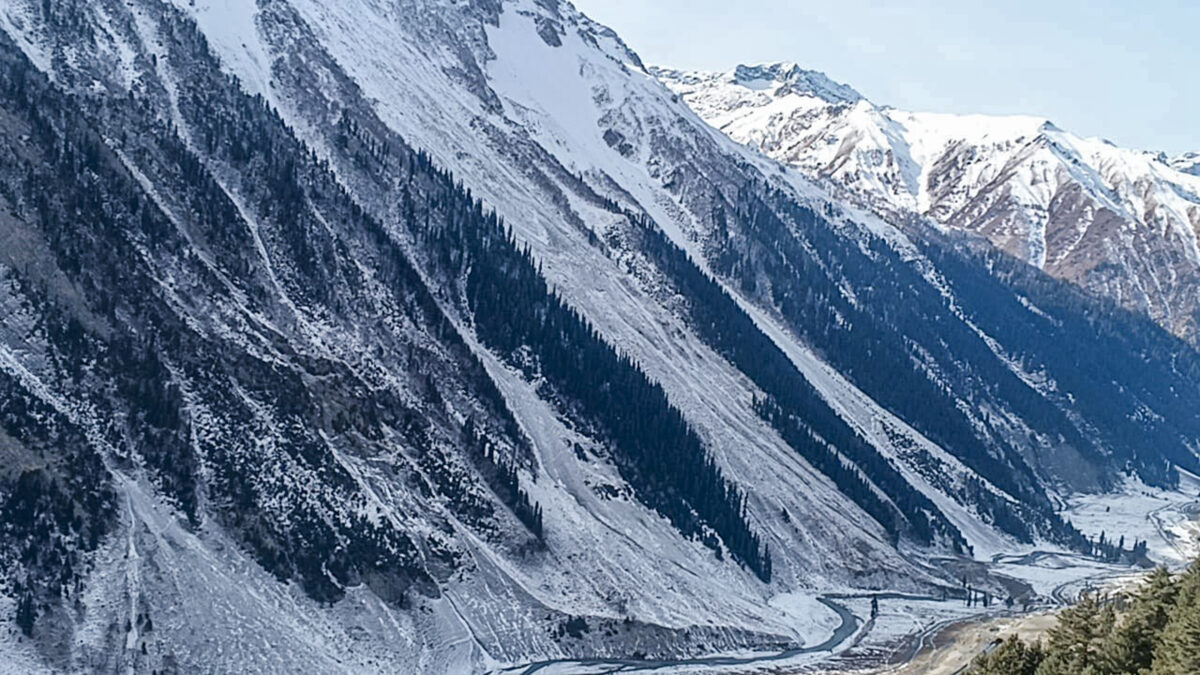 14,15,16 और 17 दिसंबर तक बर्फबारी की संभावना, घना कोहरा और कड़ाके की सर्दी, मौसम फिर ले रहा करवट 2 14121 Pti12 14 2025 000101B