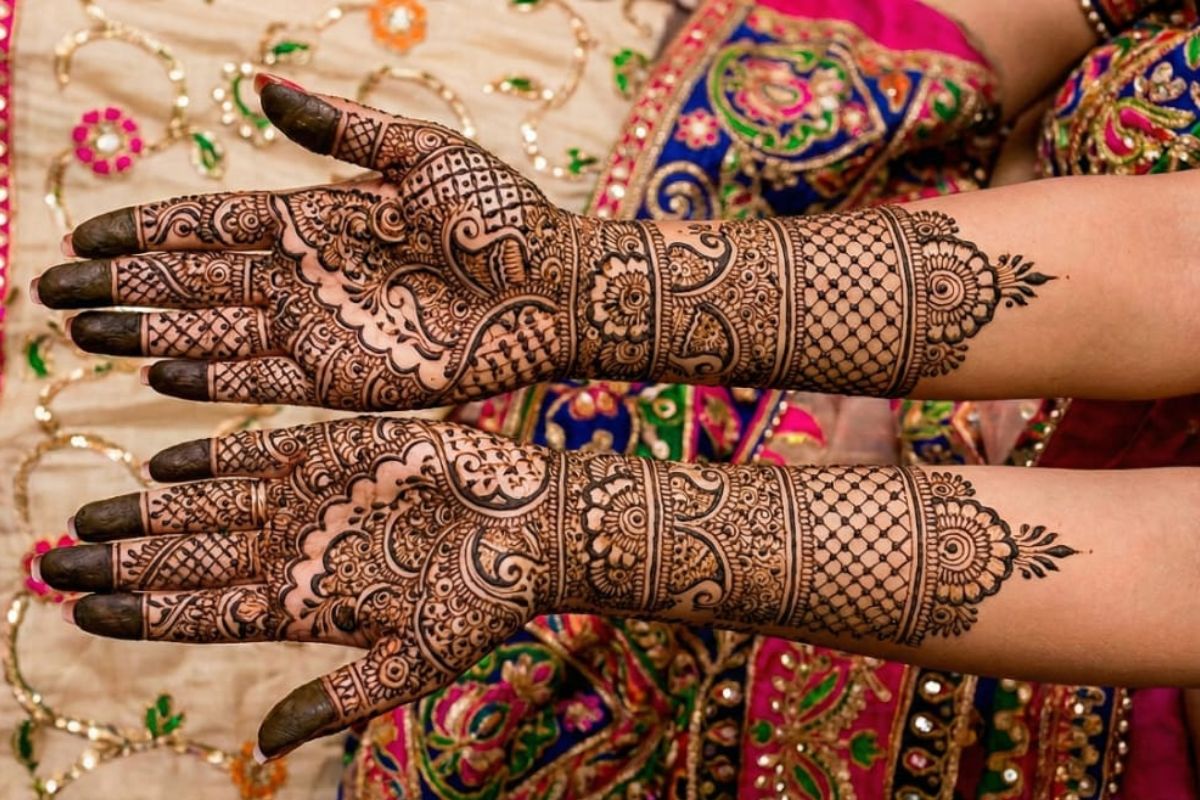 Mehndi Design: दुल्हन की सहेलियां ट्राई करें ये Ai मॉडर्न एंड ट्रेंडी मेहंदी डिजाइन, खूबसूरती में लग जाएंगे चार चांद 2 Ai Simple Mehndi Design 1