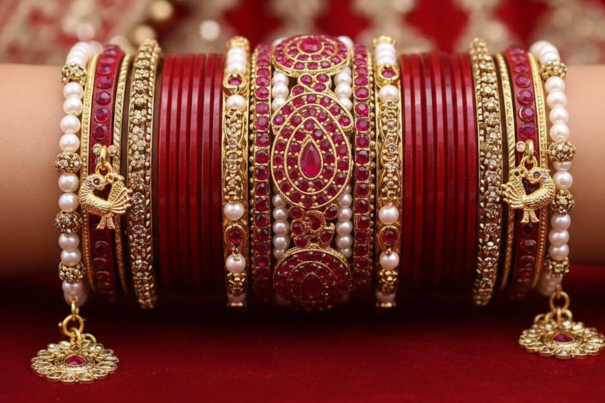 Bangles Design For Dulhan: दुल्हन की खूबसूरती में लग जाएगा चार चांद, आज ही चुनें ब्राइडल स्पेशल बैंगल्स डिजाइन 1 Red Bangles Design