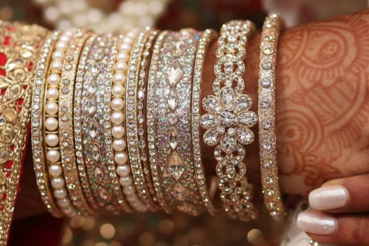 Bangles Design For Dulhan: दुल्हन की खूबसूरती में लग जाएगा चार चांद, आज ही चुनें ब्राइडल स्पेशल बैंगल्स डिजाइन 4 Glitter Bangles Design
