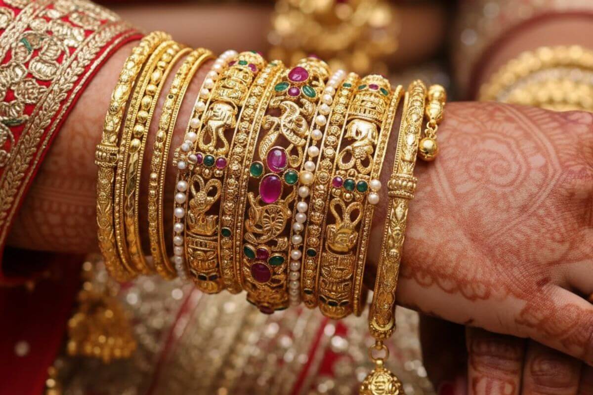 Bangles Design For Dulhan: दुल्हन की खूबसूरती में लग जाएगा चार चांद, आज ही चुनें ब्राइडल स्पेशल बैंगल्स डिजाइन 5 Golden Bangles Design