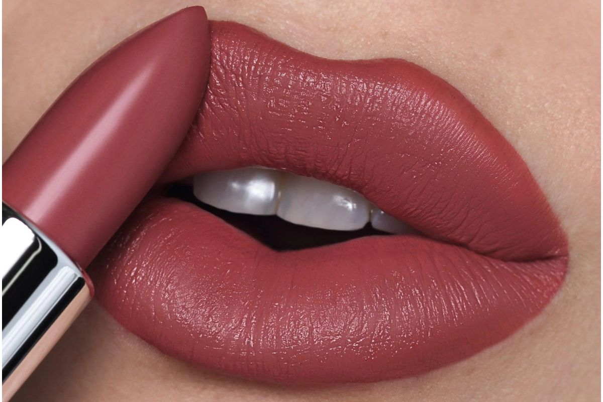 Winter Lipstick Shades 2026: डीप वॉर्म और ट्रेंडिंग शेड्स जो आपकी स्किन टोन पर देंगे रॉयल लुक 1 Best Lipstick Shades For Dusky Bride 2