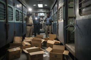 Bihar News: चलती ट्रेन से गायब हुआ मंत्री के भाई का 5 लाख का पार्सल, टाटानगर–थावे एक्सप्रेस में मचा हड़कंप