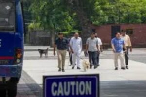 अहमदाबाद में बम धमकी से हड़कंप, स्कूलों को मिला ईमेल, पुलिस ने चलाया सर्च ऑपरेशन