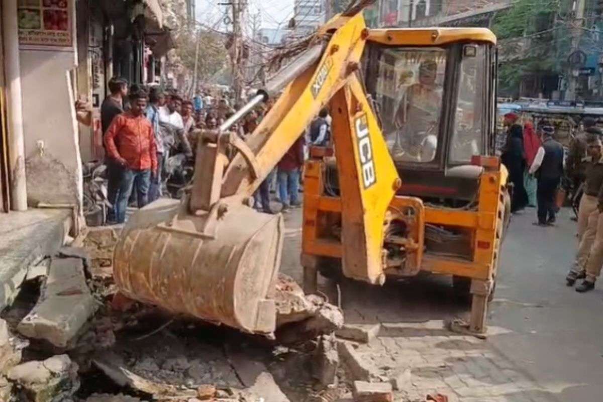 Bihar News huts uprooted carts confiscated and fines collected bulldozer action