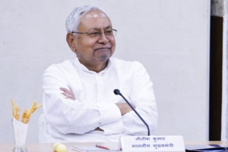 Bihar: CM नीतीश ने दान की अपनी एक महीने की सैलरी, विधायकों-सांसदों और मंत्रियों से भी की अपील   