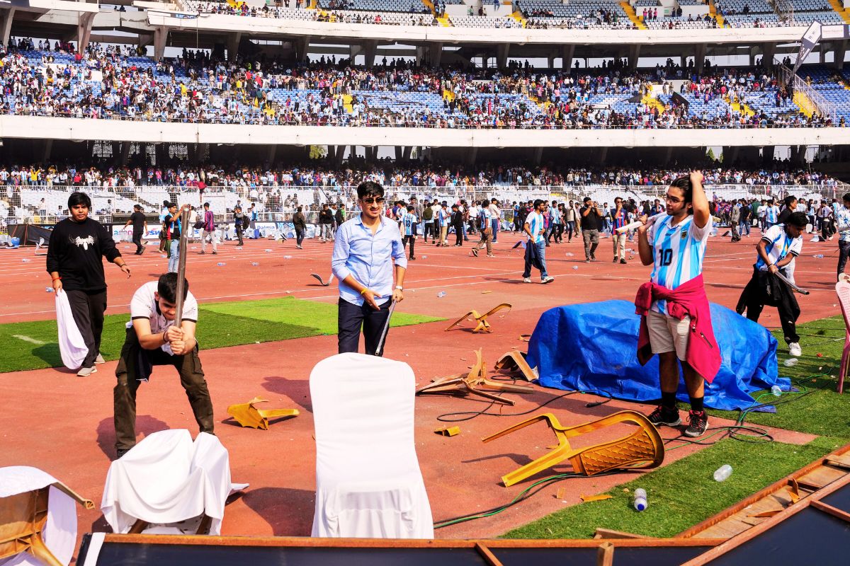 मेस्सी के कार्यक्रम में अराजकता मामले में मुख्य आयोजक को 14 दिन की हिरासत में भेजा, राज्यपाल ने किया स्टेडियम का दौरा 3 Cv Ananda Bose On Lionel Messi Program Chaos Kolkata Salt Lake Stadium West Bengal News Today