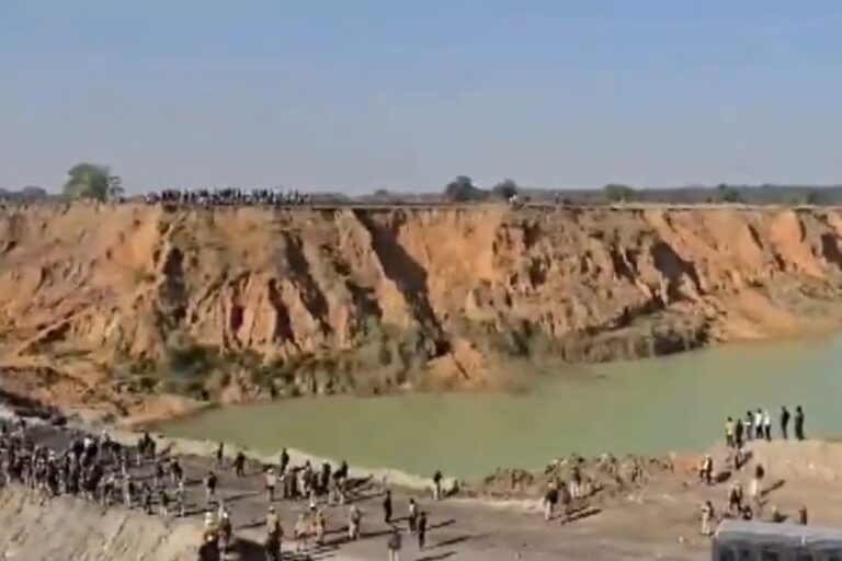 Chhattisgarh Coal Mine Protest: छत्तीसगढ़ में कोयला खदान पर भारी बवाल, पुलिस और ग्रामीणों के बीच भिड़ंत, गांव वाले बोले- जान चली जाए, लेकिन…