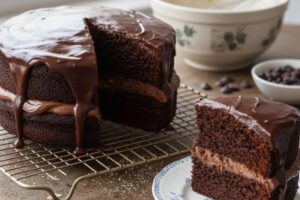 Chocolate Biscuit Cake For New Year: नए साल पर अपनों को दें स्वीट सरप्राइज, मीठे में बनाएं डिलीशियस चॉकलेट बिस्किट केक