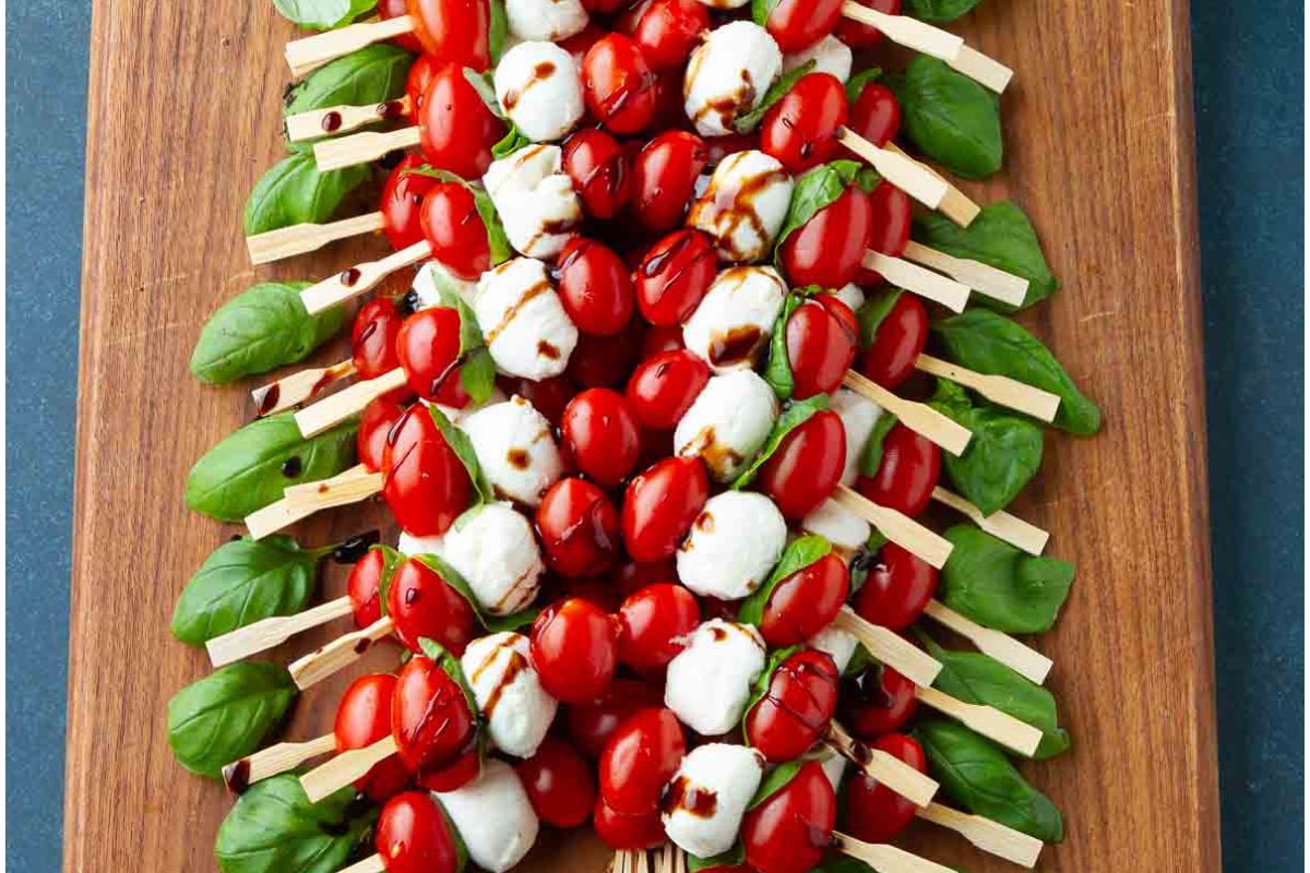 Christmas Party Snacks:मेहमानों का दिल जीत लेंगी ये 5 झटपट क्रिसमस पार्टी स्नैक्स रेसिपीज 6 Christmas Caprese Skewers