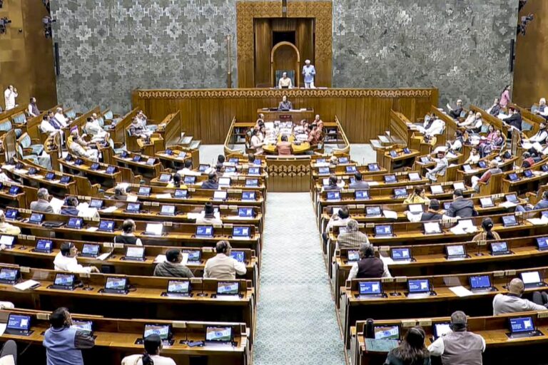Cigarette in Lok Sabha : किसने सुलगा दी संसद के अंदर ई-सिगरेट! मचा हंगामा, देखें वीडियो