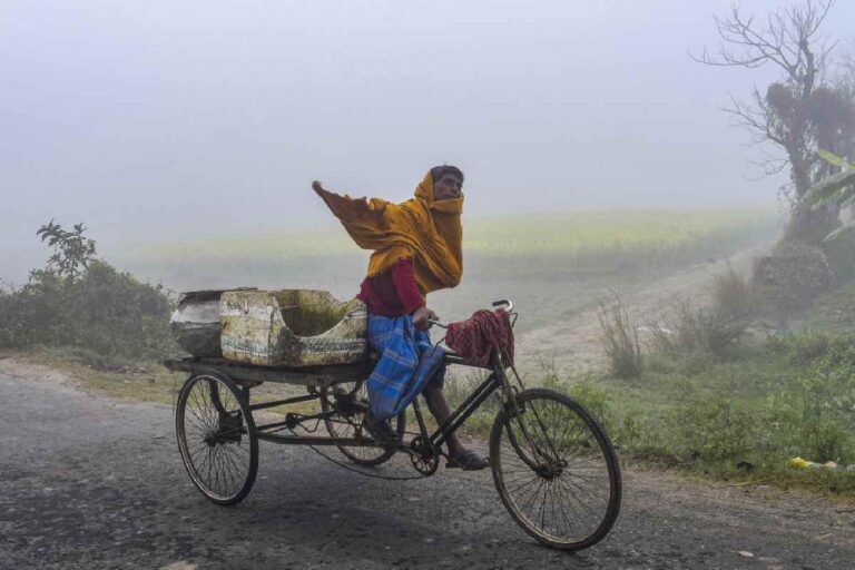 Kal ka Mausam : दिल्ली में रेड अलर्ट, यूपी–बिहार के अलावा यहां छाएगा घना कोहरा