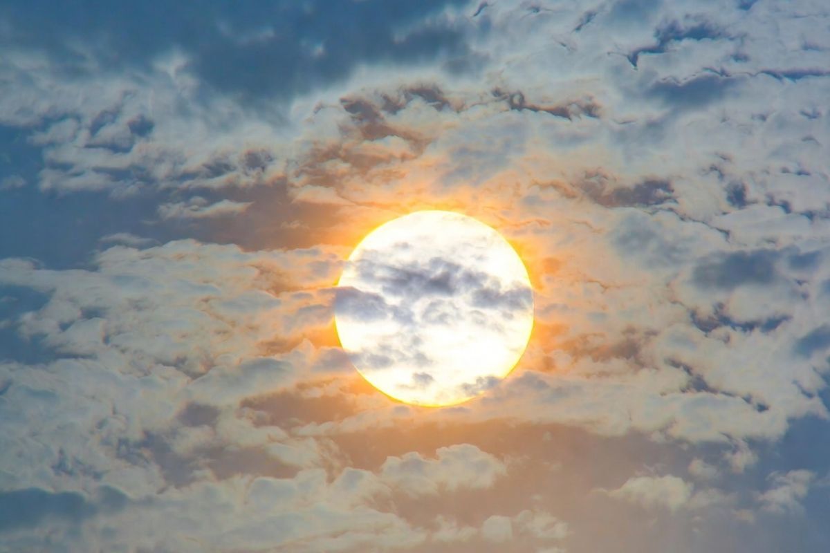 Color Of Sun: आधा भारत नहीं जानता सूर्य पीला है या सफेद? जानिए कैसा दिखता है सूरज 8 Color Of Sun 3 2