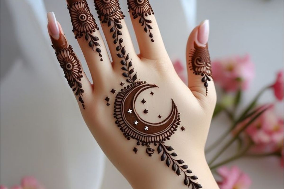 New Year Special Mehndi Design 2026: पार्टी लुक के लिए 5 मिनट में बनाएं ये 5 ट्रेंडी और ग्लॉसी मेहंदी डिजाइन 5 Crescent Moon Stars