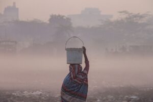 Delhi Pollution: दिल्ली में वायु प्रदूषण से स्थिति बेहद खराब, सड़क पर चलना मुश्किल, Aqi 400 के पार