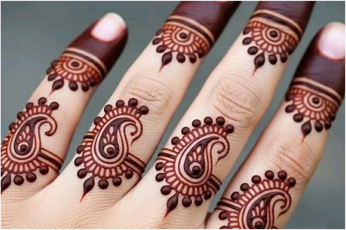 New Year Special Mehndi Design 2026: पार्टी लुक के लिए 5 मिनट में बनाएं ये 5 ट्रेंडी और ग्लॉसी मेहंदी डिजाइन 6 Double Finger Tips Dotted Line