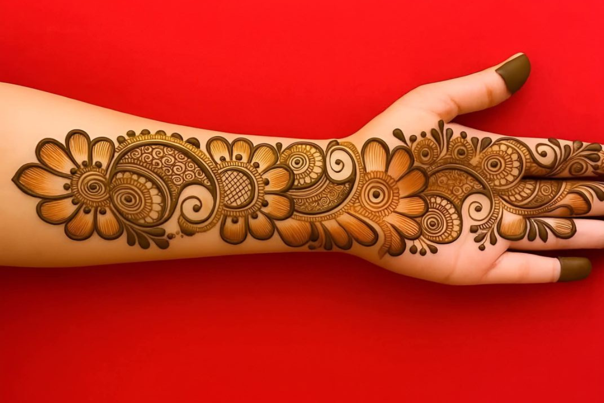 Bel Mehndi Designs: हाथों पर बेल की तरह लिपटती ये खूबसूरत और ट्रेंडिंग मेहंदी डिजाइन्स, हर फंक्शन के लिए परफेक्ट 2 Floral Bel Mehndi Design