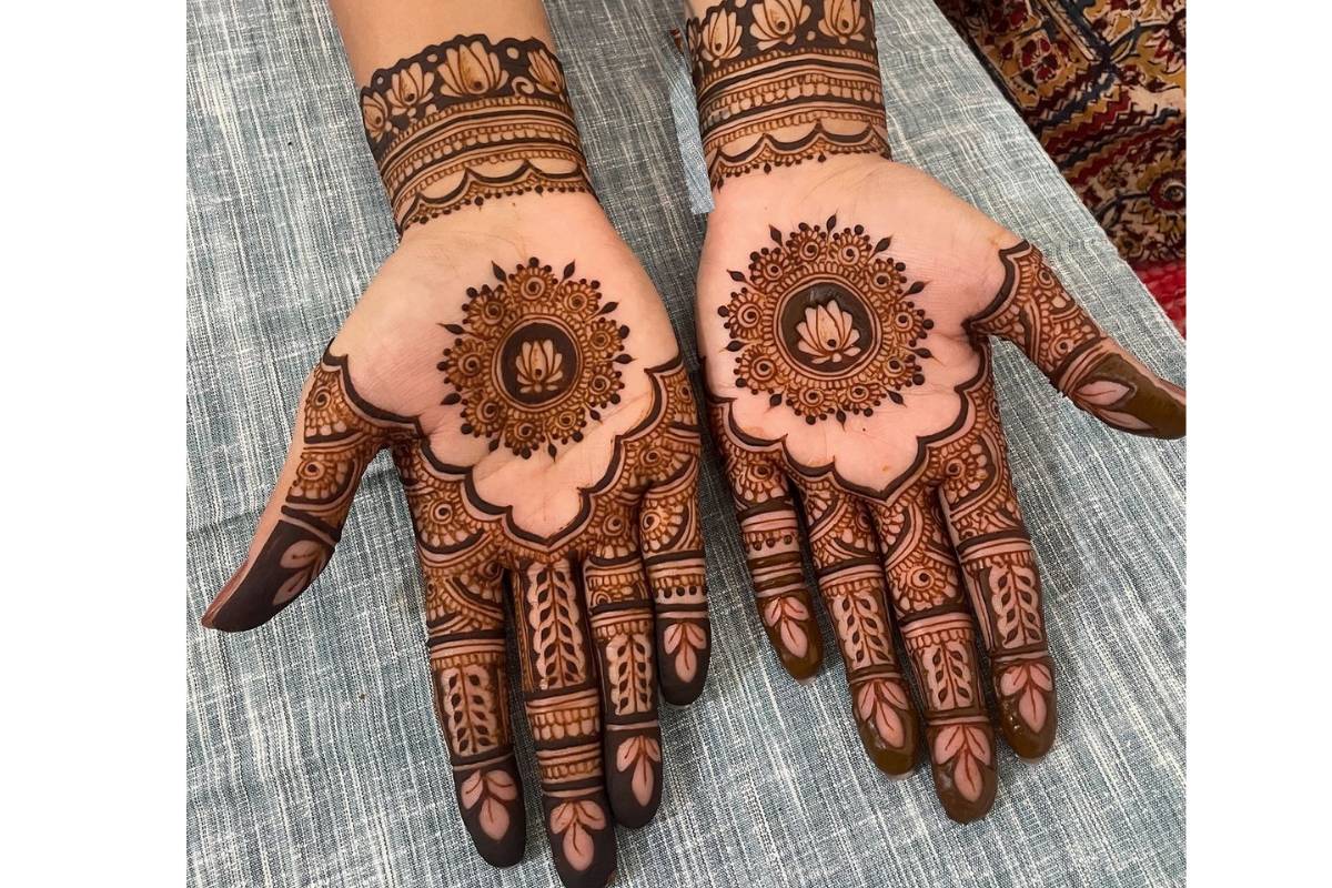 Latest Lotus Mehendi Design Images: मेहंदी के न्यू ट्रेंड में कमल मेहंदी डिजाइन बन रहा सबकी पसंद – हर कोई लगाना चाह रहा ये सुंदर डिजाइन 1 Front Hand Latest Lotus Mehendi Design