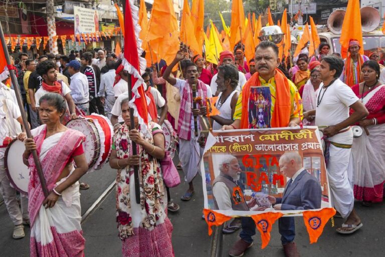 Gita Path in Kolkata: कोलकाता में भव्य सामूहिक गीता पाठ का आयोजन, देखें वीडियो