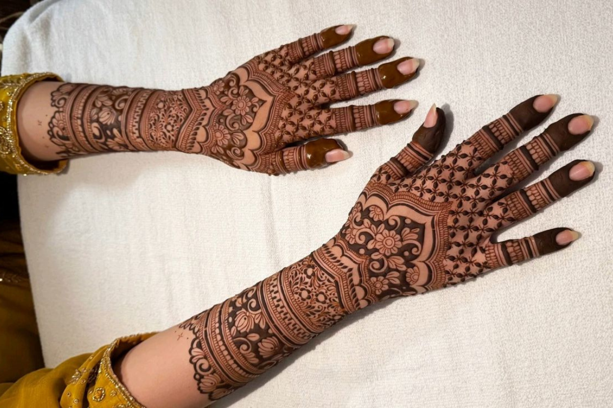 Backside Mehndi Design: हाथों की खूबसूरती बढ़ाने के लिए ट्राय करें ये लेटेस्ट और स्टाइलिश बैक साइड मेहंदी डिजाइंस 6 Heavy Detailed Backside Mehndi Design