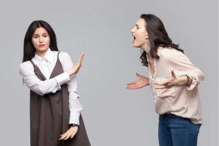 How to Handle Toxic People: टॉक्सिक लोगों की नेगेटिविटी से खुद को बचाने के लिए अपनाएं ये स्मार्ट और असरदार तरीके