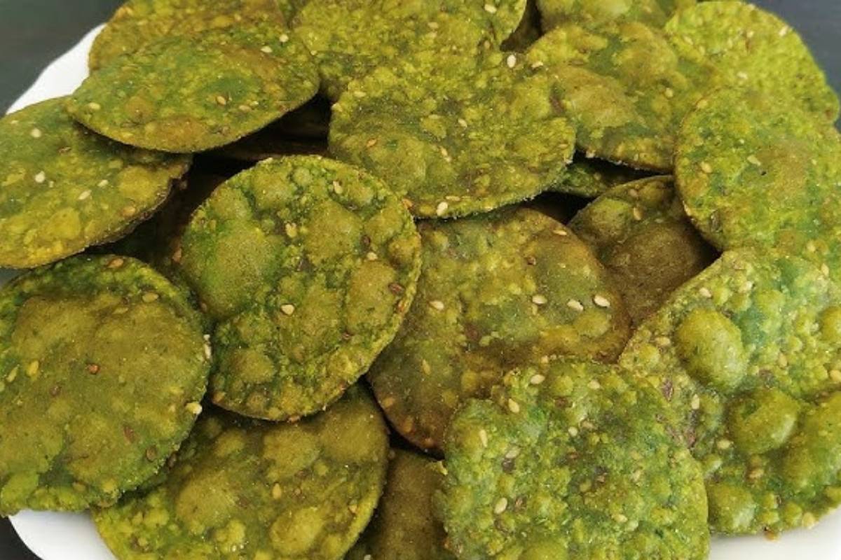 How To Make Crispy Palak Papdi At Home