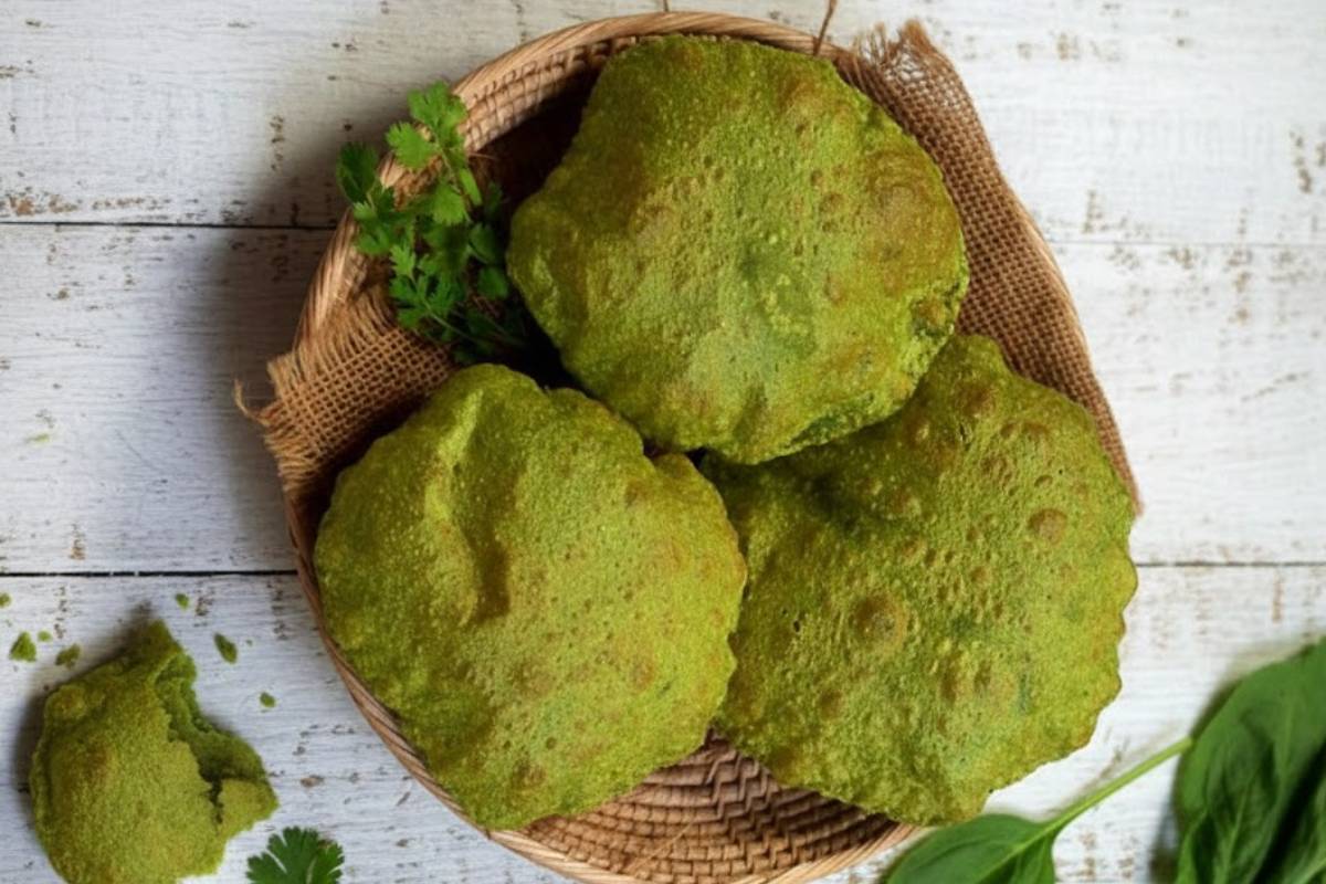 Palak Bajra Puri Recipe: पालक पुरी को दे बाजरे का असली स्वाद – आसानी से बनाएं फुली-फुली पूरियां 2 How To Make Palak Bajra Puri Recipe In Hindi