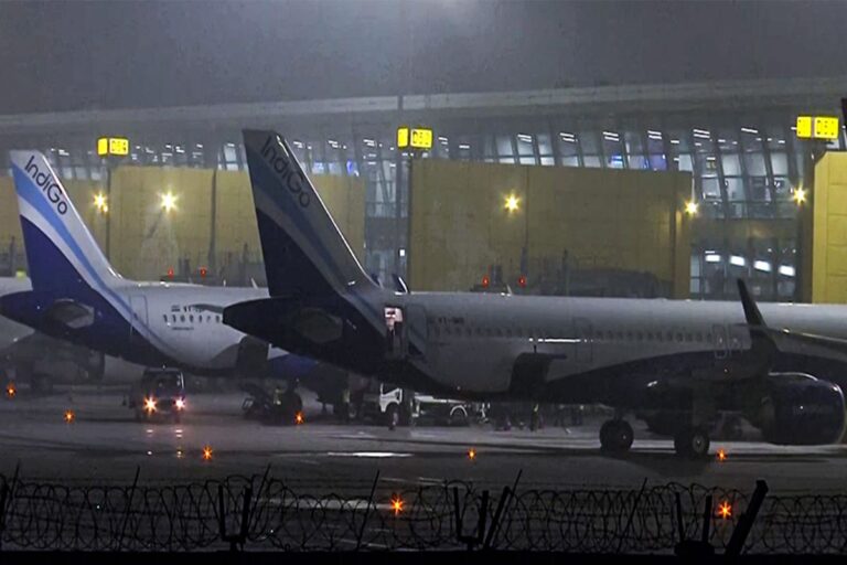 Indigo Flights Cancelled: इंडिगो की 300 से अधिक उड़ानें रद्द, संकट गहराया