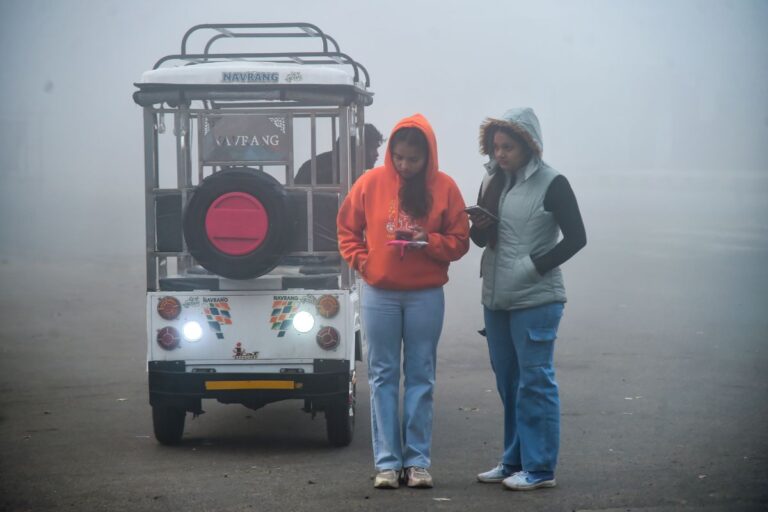 Cold and Fog Alert: अगले 72 घंटे में बढ़ेगी ठंड, 2 से 3 डिग्री गिर सकता है न्यूनतम तापमान, बारिश का भी अलर्ट