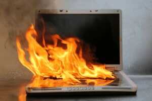 लैपटॉप यूं ही हो रहा है आग की तरह गर्म? ये कारण नहीं समझे तो हो जाएगा हजारों का नुकसान