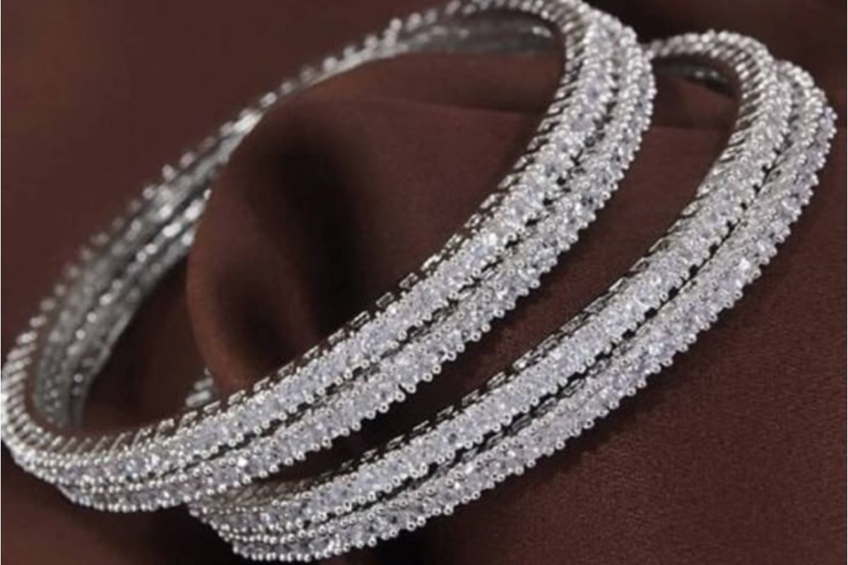 Latest Ad Stone Bangles Designs: ये स्टोन चूड़ियां हर लहंगे और साड़ी को देंगी रॉयल टच 1 Latest Ad Stone Bangles Designs