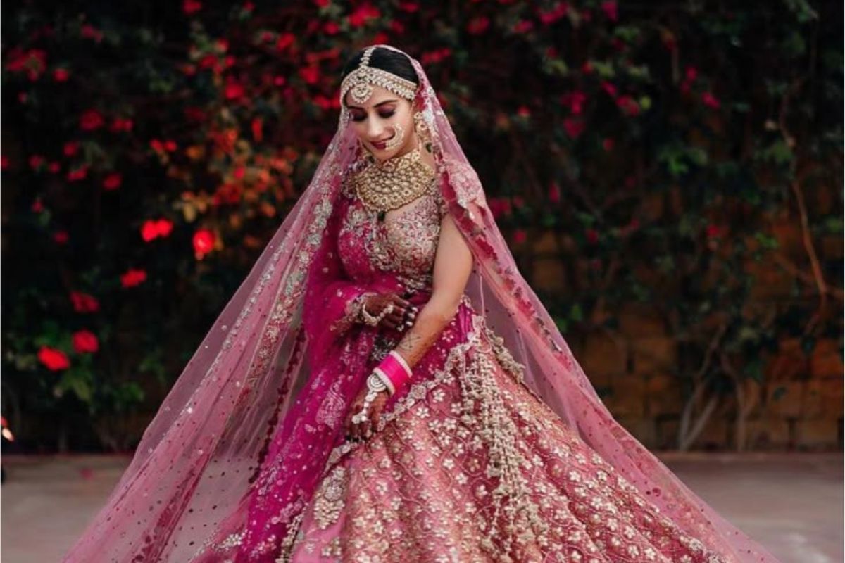 Latest Bridal Dupatta Draping Styles 2026: लेटेस्ट ब्राइडल दुपट्टा ड्रेपिंग स्टाइल्स,जो हर लुक को देंगे राॅयल टच 3 Latest Bridal Dupatta Draping Styles 2026 4