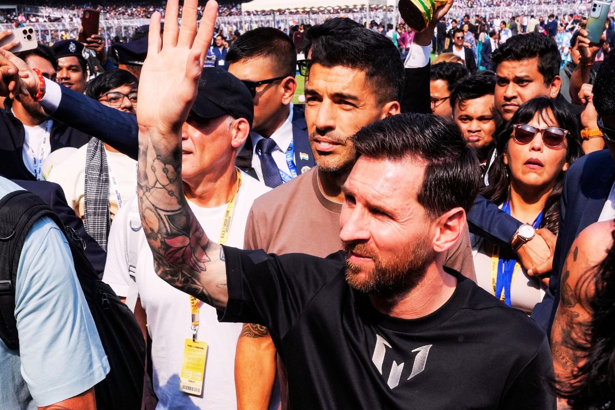 मेस्सी के कार्यक्रम में अराजकता मामले में मुख्य आयोजक को 14 दिन की हिरासत में भेजा, राज्यपाल ने किया स्टेडियम का दौरा 1 Lionel Messi Program Chaos Kolkata Salt Lake Stadium West Bengal News Today