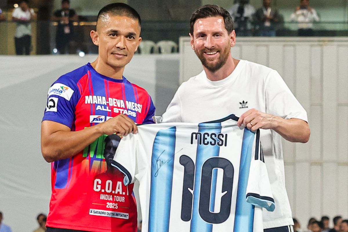 सचिन तेंदुलकर ने Lionel Messi को गिफ्ट की अपनी 10 नंबर जर्सी, Goat से मिले Goat 2 Lionel Messi With Sunil Chhetri