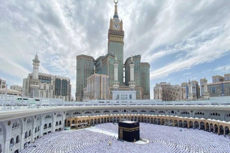 Meccas Kaaba From Space: अंतरिक्ष से कैद हुई काबा की तस्वीर, चमकते तारों सा दिखा मक्का का मस्जिद अल-हरम