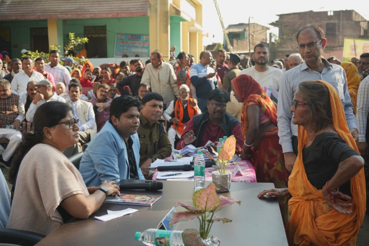 Bihar: एक्शन में सरकार! योजनाओं के लाभार्थी से एक रुपये भी मांगे तो अब खैर नहीं, सीधे भेज दिए जाएंगे जेल 1 Minister For Food And Consumer Protection Of Bihar Leshi Singh Listening Complaints